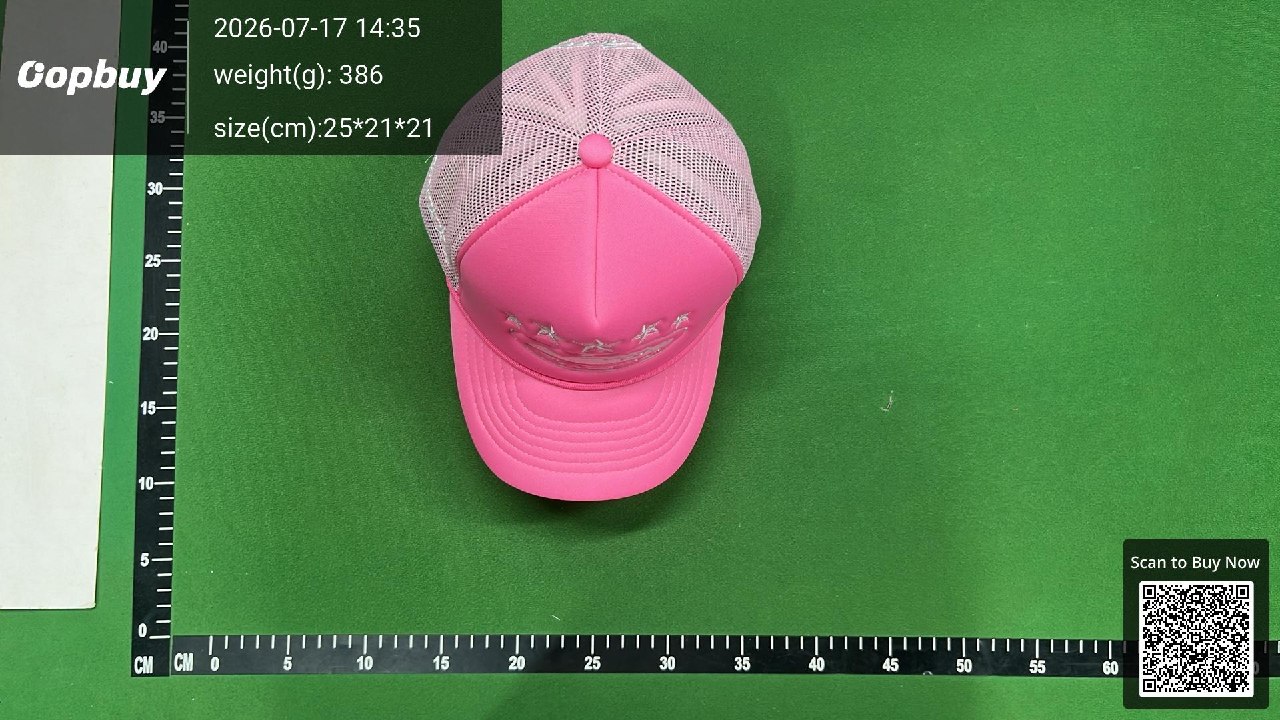 Cappello rosa sul piano di controllo con righelli
